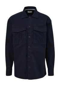 Camicia a maniche lunghe di un blu navy scuro, realizzata in cotone, con bottone frontale, due tasche sul petto con pattina e un'etichetta tessuta sulla manica.