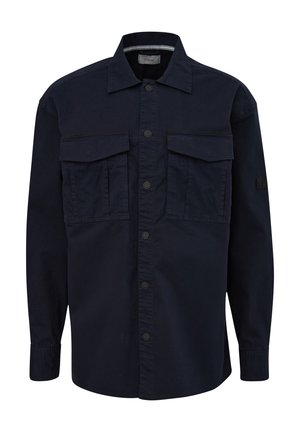 Ciemnoniebieska koszula z długim rękawem wykonana z bawełny, z zapięciem na guziki z przodu, dwoma kieszeniami na piersi z klapami oraz tkanym logo na rękawie.
