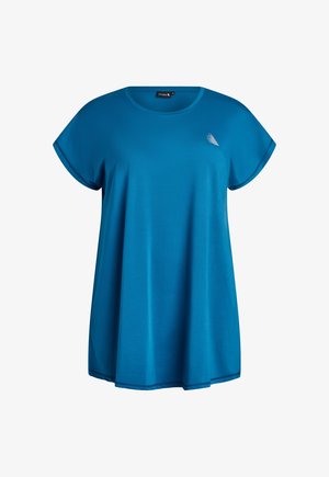 Laisvai krentantis mėlynas marškinėliai, pagaminti iš lygaus audinio, su apvaliu kaklu, trumpomis rankovėmis ir mažu grafikos elementu kairėje peties pusėje.