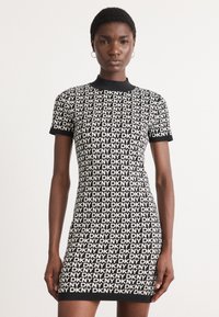 Zwart-wit DKNY-logo jurk, korte mouwen, getailleerd ontwerp, ronde halslijn, all-over logo patroon, zachte textuur, knie-lengte.