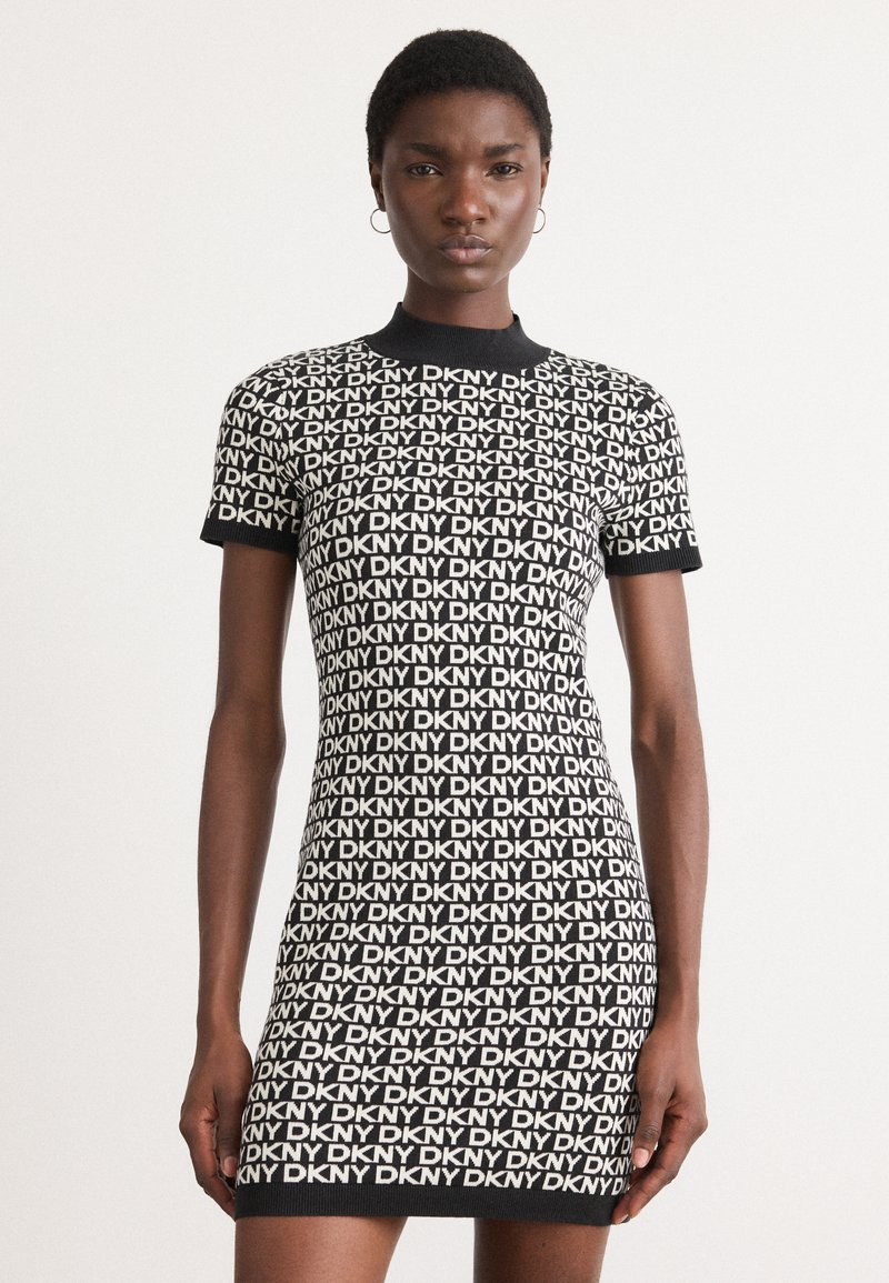 Zwart-wit DKNY-logo jurk, korte mouwen, getailleerd ontwerp, ronde halslijn, all-over logo patroon, zachte textuur, knie-lengte.