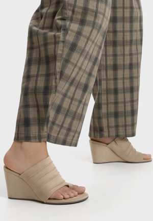 Bershka WEDGE HEELED  - T-pántos szandálok - sand
