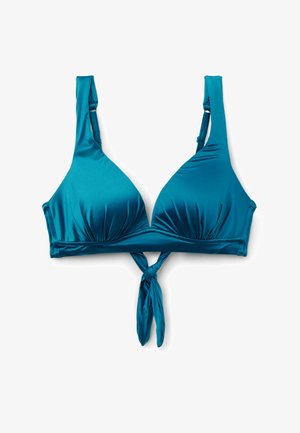 Top de bikini azul verdoso con tirantes ajustables y nudo frontal sobre fondo blanco.