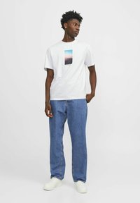 Jack & Jones JORVESTERBRO PICTURE CREW NECK - Nyomott mintás póló - bright white