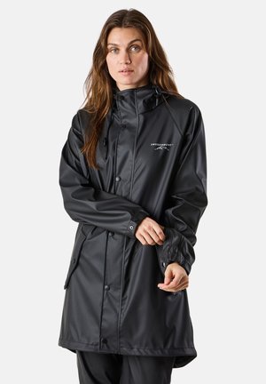 Cappotto impermeabile nero con cappuccio, bottoni a pressione, coulisse e polsini elasticizzati. Presenta un logo sul petto e un design a vestibilità rilassata.
