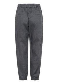 Pantaloni in lino grigio con cintura elastica, gamba affusolata e due tasche posteriori. Il tessuto ha una texture leggera.