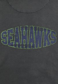 T-shirt in cotone grigio scuro con la scritta "SEAHAWKS" in grande, con un testo blu e verde scolorito, colletto rotondo e tessuto testurizzato.