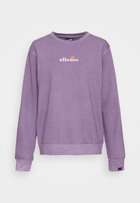 Fialová mikina s dlouhým rukávem a kulatým výstřihem s logem "ellesse" vyšitým bílou a oranžovou barvou na hrudi a malou nášivkou loga na manžetě rukávu.