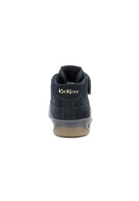 Navyblauwe suède hoge sneakers met een textuur, rubberen zool en een klittenbandsluiting. Kenmerkt een gouden "Kickers" logo aan de achterkant.