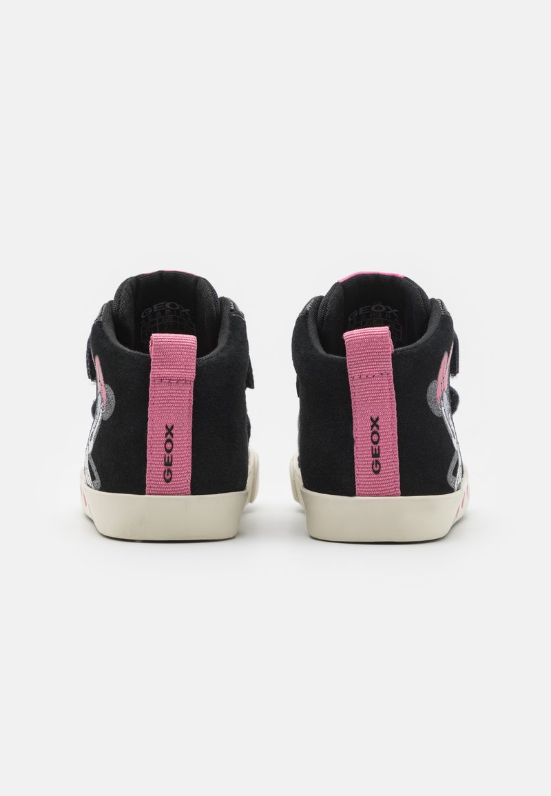 Zwarte suede hoge sneakers met roze accenten, voorzien van een klittenbandsluiting en een gestructureerde zool. GEOX-branding aan de achterkant.