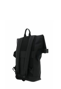 Sac à dos noir à forme structurée, fabriqué en matériau durable, doté de bretelles en mesh rembourrées, d'une poignée supérieure et de boucles latérales réglables.