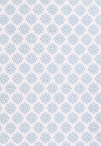 Textil mit wiederholtem Muster aus hellblauen Blumenformen auf weißem Hintergrund. Das Design hat eine weiche, gewebte Textur.