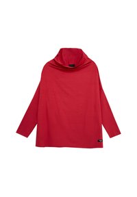 Czerwony sweter z długim rękawem i golfem, o luźnym kroju i miękkiej tkaninie, z małą czarną metką przy dolnym brzegu na białym tle.