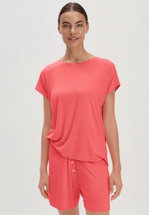 Koralfarbenes Pyjama-Set mit einem kurzärmeligen, lässig geschnittenen Oberteil und passenden Shorts mit Knopf-Akzenten, gefertigt aus weichem, leichtem Stoff.