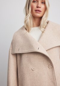 NA-KD Klasisks mētelis - light beige
