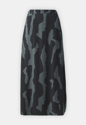 Een lange zwarte rok met een gestructureerd abstract patroon in donkergrijs. De rok heeft een aansluitende taille en loopt naar beneden uit in een A-lijn.
