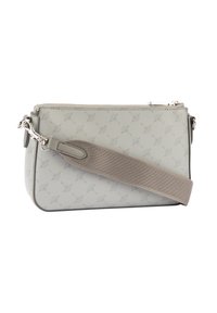 Jasnoszara syntetyczna torebka z wytłaczanym wzorem, zamknięciem na zamek błyskawiczny oraz odpinanym beżowym paskiem. Charakteryzuje się gładką fakturą i prostokątnym kształtem.