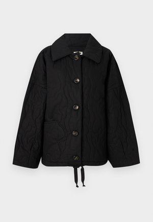Giacca nera trapuntata con ampio colletto, chiusura a bottoni, tasca frontale con dettaglio in piping e cordoncino regolabile all'orlo.