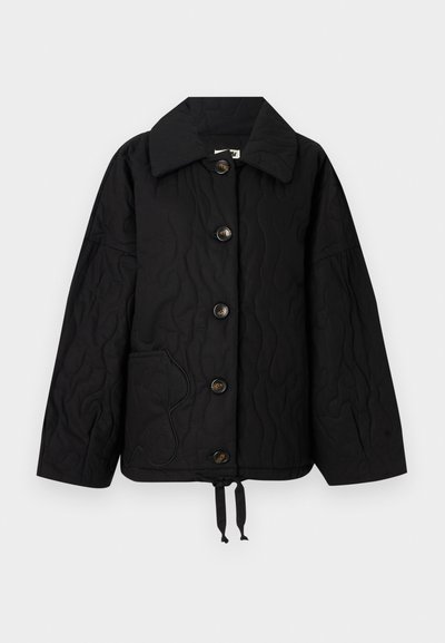 Giacca nera trapuntata con ampio colletto, chiusura a bottoni, tasca frontale con dettaglio in piping e cordoncino regolabile all'orlo.