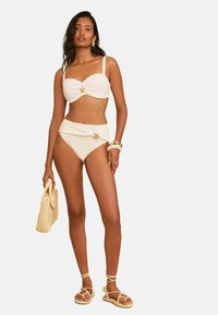 Unselected, white starfish trim