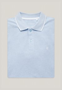 Jasnoniebieska koszulka polo z teksturowanej tkaniny, z białym kołnierzykiem w paski, dwoma niebieskimi guzikami oraz małym, białym logo wyszytym na piersi.