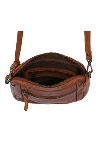 Borsa a tracolla in pelle marrone con un compartimento principale con zip e tasche interne. Presenta una tracolla removibile e dettagli di cucitura discreti.