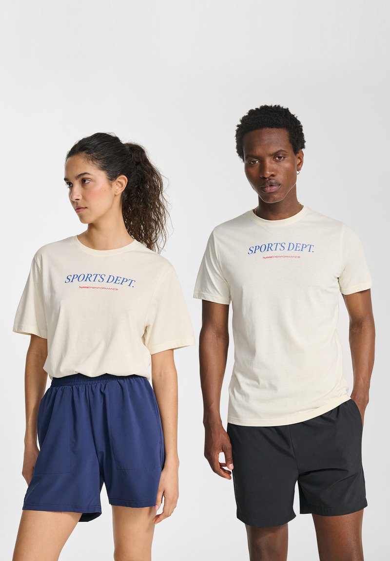 Cremefarvede t-shirts med "SPORTS DEPT." trykt i blå, parret med blå og sorte shorts. Casual pasform, blødt stof og korte ærmer.