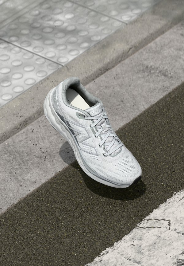 FRESH FOAM 680 V8 - Road running shoes - raincloud