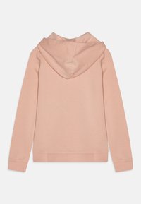 Hoodie rose clair à coupe décontractée, avec capuche à cordon de serrage et poignets et ourlet côtelés. Texture lisse sans motifs ni garnitures visibles.