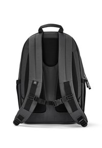 Schwarzer Rucksack mit gepolstertem Mesh-Rücken, verstellbarenTrägern und Seitentaschen. Verfügt über einen oberen Griff und reflektierende Akzente für bessere Sichtbarkeit.