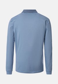 Koszulka polo z długim rękawem w jasnoniebieskim kolorze z fakturowanym wzorem, ściągaczowym kołnierzem i mankietami, z gładkimi plecami bez widocznego logo.