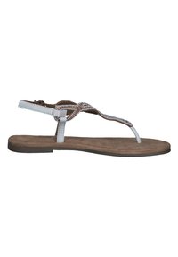 Sandales plates blanches avec une semelle brune texturée, dotées d'une bride tressée ornée de petites perles transparentes et d'un design à une seule lanière pour les orteils.