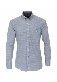 Camicia da uomo a maniche lunghe con bottoni, con un motivo geometrico blu e bianco, colletto alla coreana e taschino, su sfondo bianco.