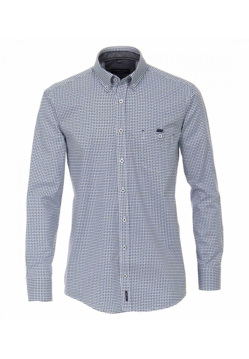 Camicia da uomo a maniche lunghe con bottoni, con un motivo geometrico blu e bianco, colletto alla coreana e taschino, su sfondo bianco.