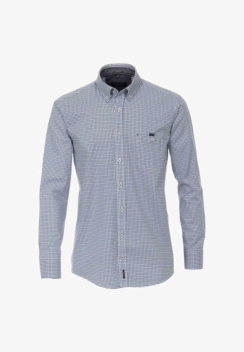 Camicia da uomo a maniche lunghe con bottoni, con un motivo geometrico blu e bianco, colletto alla coreana e taschino, su sfondo bianco.