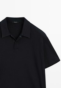 Černé polo tričko s krátkým rukávem a límečkem, se dvěma černými knoflíky, navržené značkou Massimo Dutti.