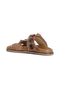 Sandali a movimento intrecciati marroni con cinturini testurizzati e pietre colorate decorative. Suola piatta con una leggera battistrada per una migliore aderenza. Materiali naturali utilizzati.