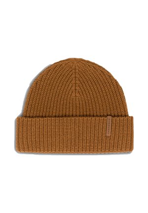 Gorro de punto marrón con textura acanalada y puño enrollado. Presenta una etiqueta de cuero con el nombre de la marca en el lateral. Diseño simple y sin adornos.