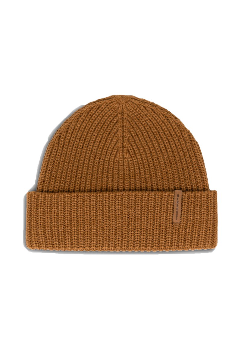 Bruine gebreide beanie met een ribbelstructuur en omgeslagen omslag. Voorzien van een leren label met de merknaam aan de zijkant. Eenvoudig en onopgesmukt ontwerp.