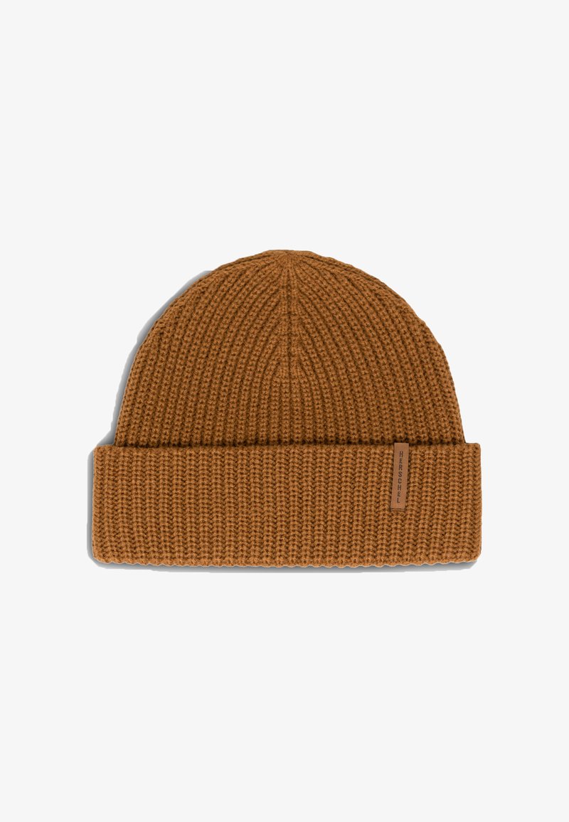 Bonnet en tricot marron avec une texture côtelée et un revers roulé. Présente une étiquette en cuir avec le nom de la marque sur le côté. Design simple et dépouillé.