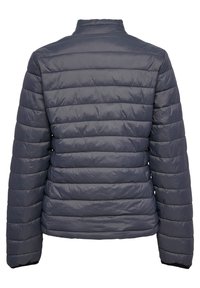 Doudoune bleu marine avec des segments matelassés horizontaux, un col montant et des poignets élastiques. Le matériau a une finition lisse et brillante.