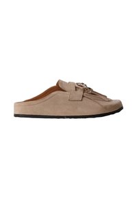 Mocassin beige en daim sans talon avec détail pompon et semelle noire, conçu pour un enfilage facile.