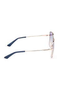 Occhiali da sole con montatura in metallo dorato, lenti colorate e punte delle stanghette blu navy. Presentano dettagli decorativi sottili e una forma elegante.