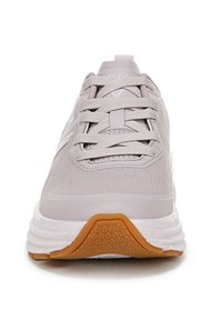 Baskets de course légères gris clair avec une tige en mesh, une semelle intermédiaire épaisse et une semelle en caoutchouc. Comprend des lacets plats et des accents de logo sur les côtés.