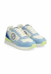 Sneakers azzurro chiaro e crema realizzati in materiali mesh e suede, caratterizzati da un logo rotondo, accenti a scacchi e una suola verde lime.
