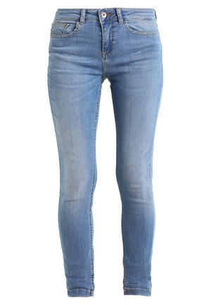 Jasnoniebieskie wąskie dżinsy wykonane z denimu, z pięcioma kieszeniami, zapięciem na guzik i lekkim wyblaknięciem dla uzyskania wyglądu używanego.