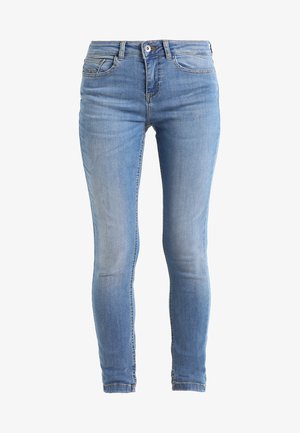 Világoskék, vékony farmerkék nadrág, öt zsebbel, gombos záródással és enyhe kopással az elhasználódott hatásért.