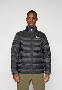 Sort puffer-jakke med høj krave, horisontal quiltet design, lynlås foran og logo på venstre bryst. Glat, skinnende tekstur.