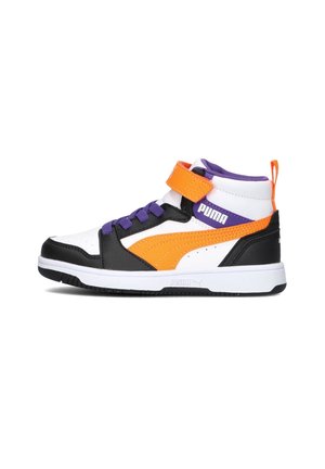 High-top Puma sneaker med hvid bund, orange sidestribe, sorte overlejringer, lilla snørebånd og orange ankelrem mod hvid baggrund.