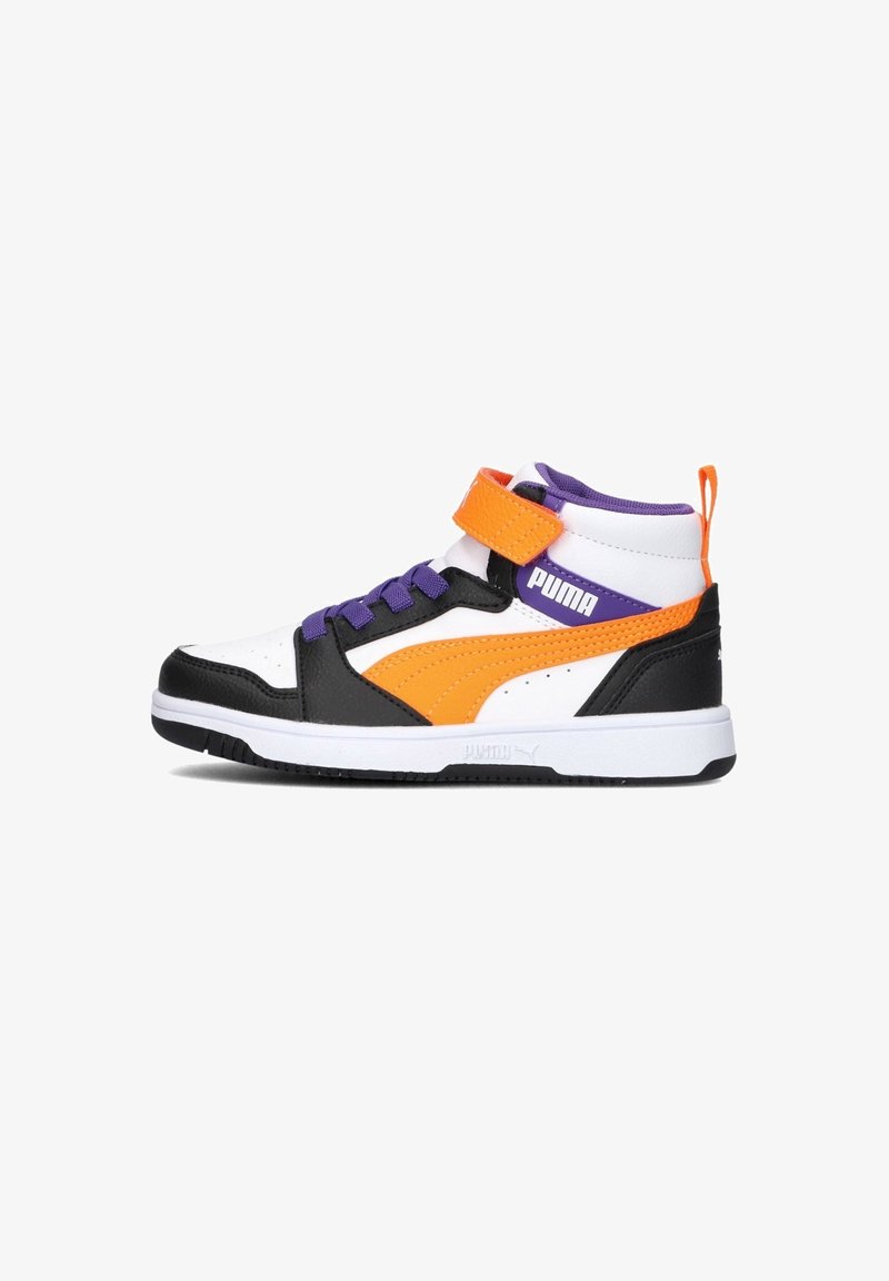 Basket montante Puma avec base blanche, bande latérale orange, superpositions noires, lacets violets et bride orange à la cheville sur fond blanc.